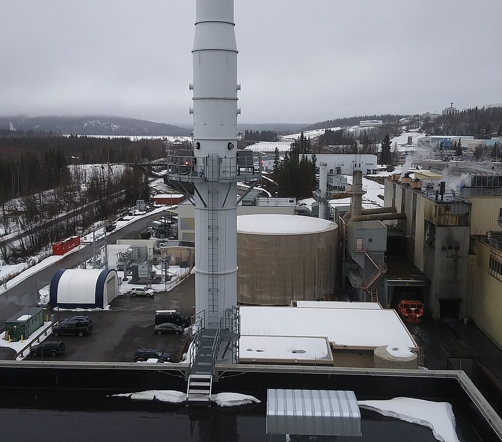 The exterior of the coal power plant that powers the University of Alaska Fairbanks. (RoboRaven, CC BY-SA 4.0 , via Wikimedia Commons)